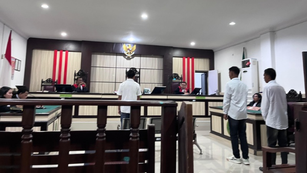 Para tersangka saat memasuki ruang sidang (yandry/kupangterkini.com)