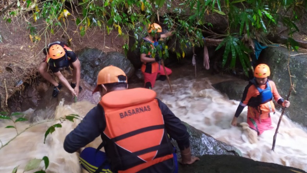 Tim SAR gabungan saat mencari bocah yang terseret arus sungai Riang Kotek (ist)