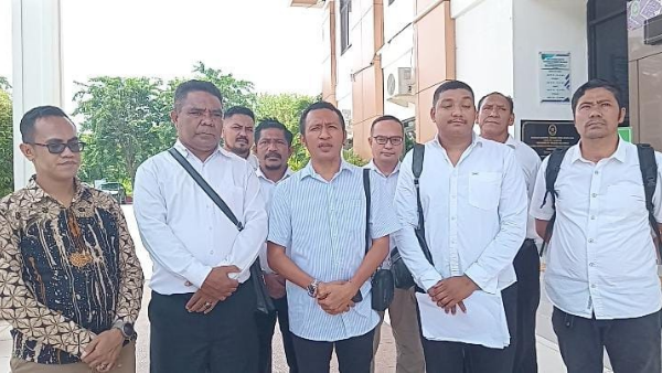 Bildat Tonak (tengah) Amos Lafu serta Kasat Reskrim Polres Kupang, AKP Yeni Setiono bersama anggota setelah selesai Praperadilan (yandry/kupangterkini.com)