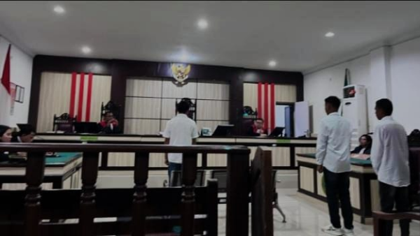 Para terdakwa saat memasuki ruang sidang (yandry/kupangterkini.com)