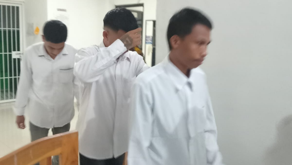 Para terdakwa saat mengikuti sidang tuntutan (yandry/kupangterkini.com)