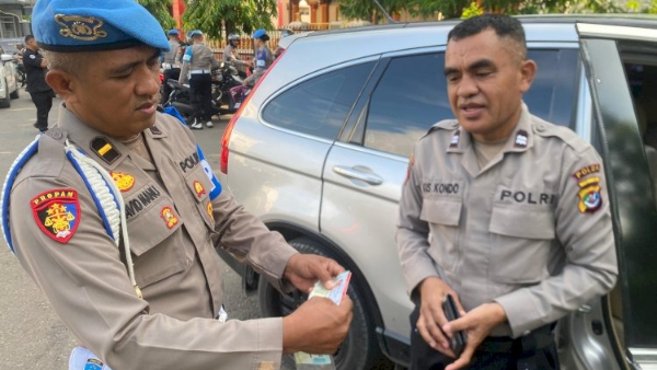 Bidpropam Polda NTT saat menggelar razia internal terhadap kelengkapan kendaraan anggota (ist)