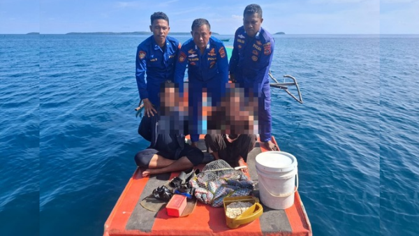 Dua orang nelayan asal Sikka yang diamankan Polisi beserta bahan peledak yang digunakan