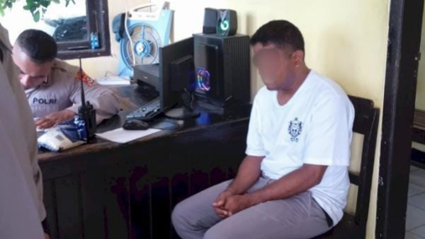 EN, guru honorer yang kedapatan melakukan pencurian saat diambil keterangan oleh pihak kepolisian