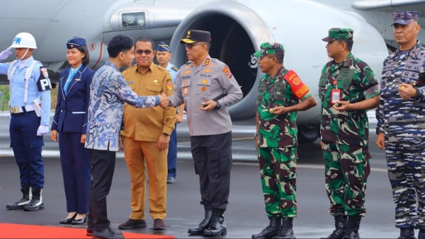 Kapolda NTT, Irjen Pol Daniel Tahi Monang Silitonga saat menyambut kedatangan Wapres RI, Gibran Rakabuming Raka (ist)