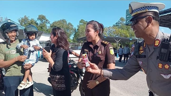 Kasat Lantas Polres Kupang, AKP Firamuddin bersama Ketua PN Oelamasi, Ikrarniekha Fau serta pihak Kejaksaan dalam kegiatan sidang keliling (yandry/kupangterkini.com)