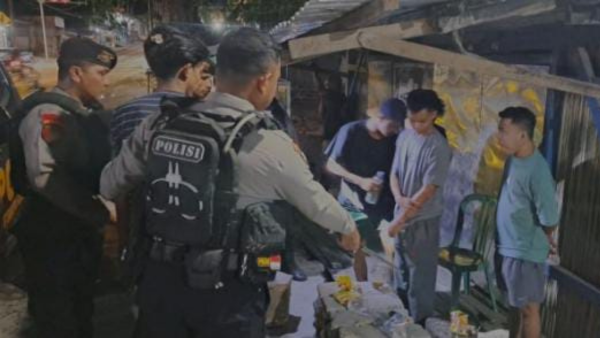 Anggota Polres Kupang saat membubarkan pemuda yang tenggak Miras di Oesao (ist)