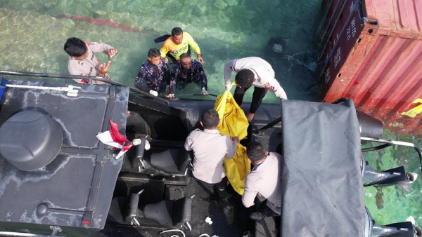 Ditpolairud Polda NTT saat mengevakuasi jenazah (ist)