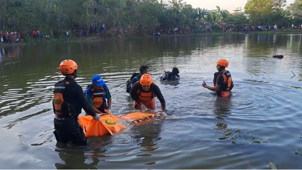 Tim SAR saat melakukan pencarian terhadap Duma Leo yang tenggelam di embung Manutapen (ist)