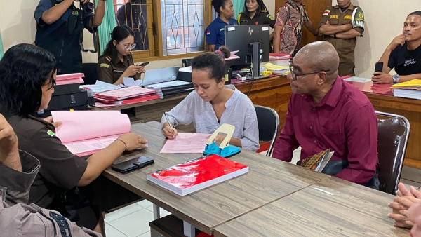 Tersangka Fani saat diserahkan ke Kejari Kota Kupang untuk proses hukum selanjutnya (ist)