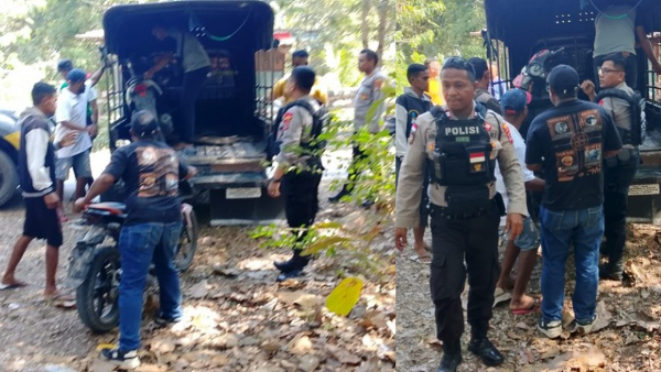 Polisi saat mengamankan sepeda motor milik para pelaku
