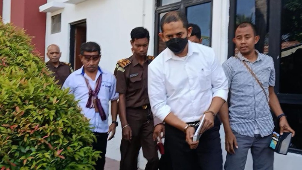AKBP Fajar saat digiring kemobil tahanan setelah usai sidang (yandry/kupangterkini.com)