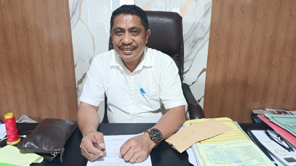 Bobby Pakh SH, MKn saat ditemui diruang kerjanya (yandry/kupangterkini.com)