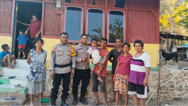 Anggota Polres Kupang saat mengantar anak yang sempat hilang kerumah orangtuanya (ist)