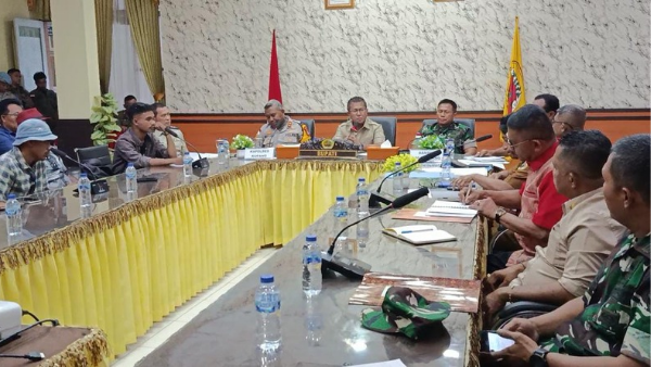 Bupati Kupang, Yosef Lede ketika audiensi bersama warga eks Timor Timur (yandry/kupangterkini.com)