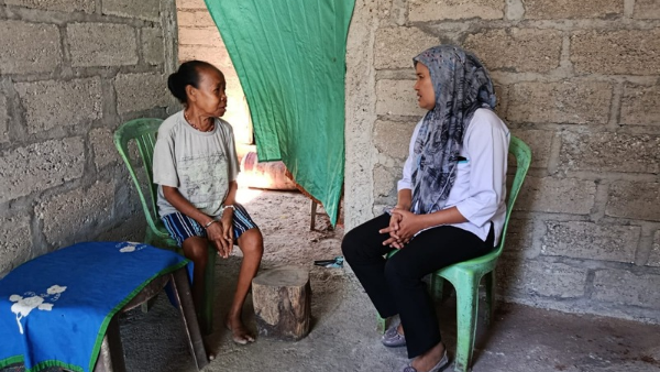 Wahyu Diana, istri Ipda Lalu Randy ketika mendatangi rumah mama Yuliana di desa Oesao (yandry/kupangterkini.com)