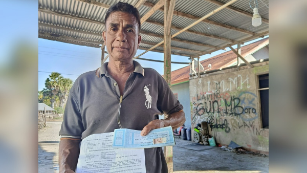 Yeskiel Mboro saat menunjukkan kwitansi beserta surat pernyataan yang ditandatangani Demitrius Oetemusu (yandry/kupangterkini.com)