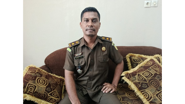 Kasi Pidsus Kejari Kabupaten Kupang, Andrew Keya saat ditemui diruang kerjanya (yandry/kupangterkini.com)