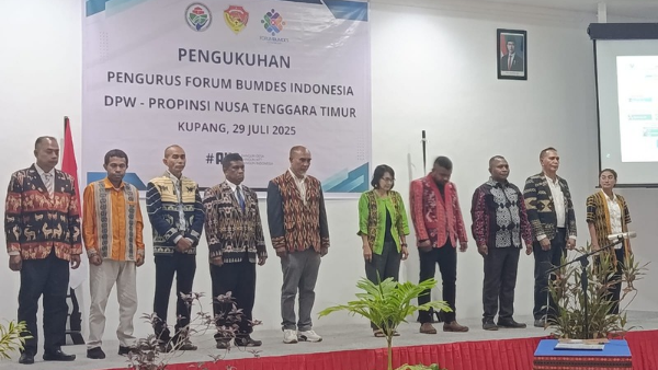 Para pengurus Forum Bumdes DPW NTT yang dikukuhkan