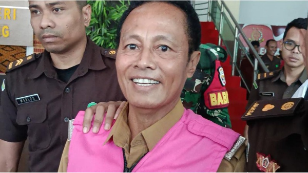 Robert Amheka diapit Jaksa menuju mobil tahanan (yandry/kupangterkini.com)