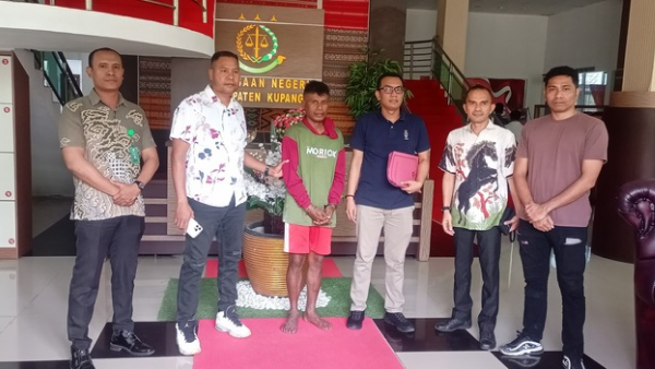 Kajari Kabupaten Kupang, Yupiter Selan bersama anggota mengapit sang buron Nelson Hanin