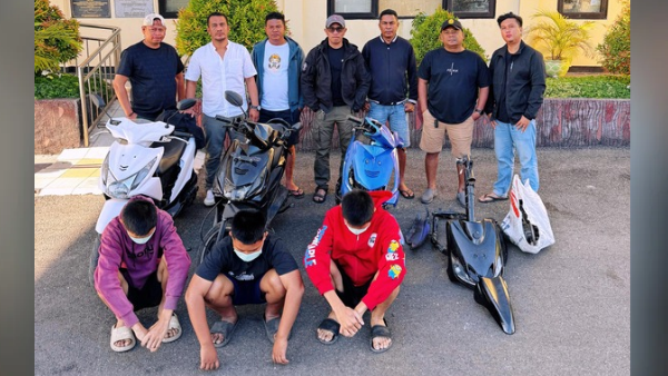 Para terduga pelaku bersama unit motor curian yang diamankan (ist)