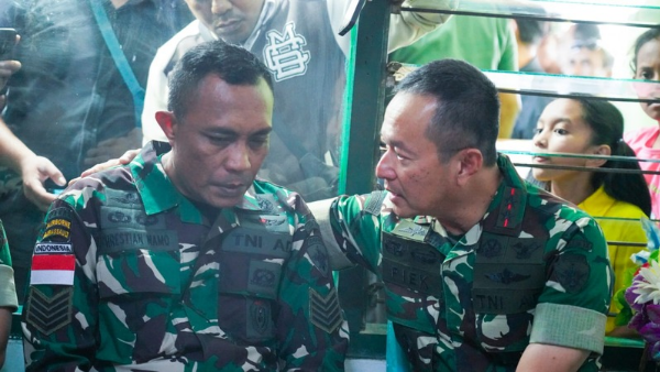 Pangdam IX/Udayana saat mendatangi rumah orangtua mendiang Prada Lucky