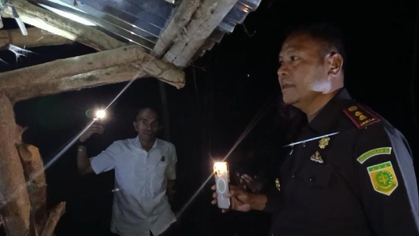 Kajari Yupiter Selan bersama tim saat memantau lokasi proyek (yandry/kupangterkini.com)