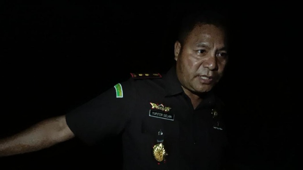 Kajari Kabupaten Kupang, Yupiter Selan saat turun mengecek lokasi proyek yang bermasalah (yandry/kupangterkini.com)