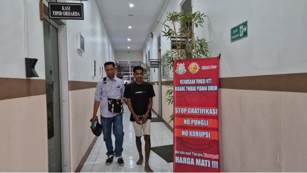 Terpidana Piter Bois saat diamankam tim Tabur Kejati NTT (ist)