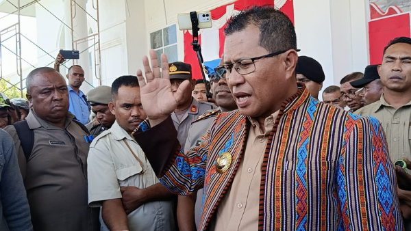 Bupati Kupang, Yosef Lede saat menemui massa aksi perihal dana Seroja