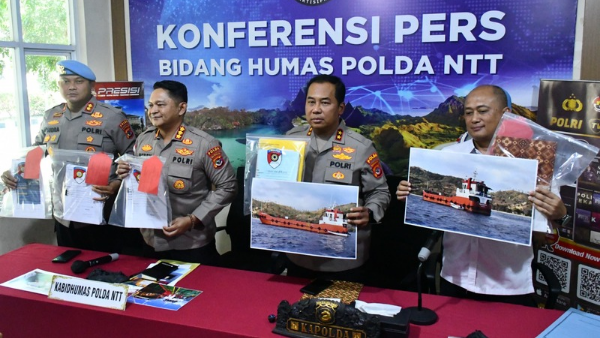Kapolda NTT, Irjen Pol Dr Rudy Darmoko dalam kegiatan jumpa pers BBM bersubsidi yang diselewengkan