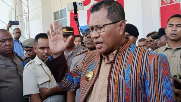 Bupati Kupang, Yos Lede saat audiensi bersama massa aksi dana seroja (yandry/kupangterkini.com)