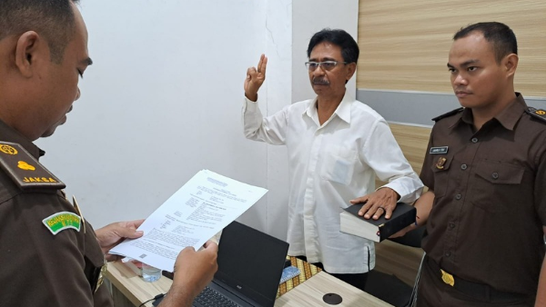 Mantan Bupati Sabu Raijua, Nikodemus Rihi Heke saat diperiksa Jaksa