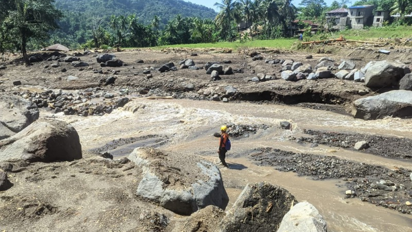 Tim SAR saat melakukan pencarian korban hilang akibat banjir bandang di Nagekeo