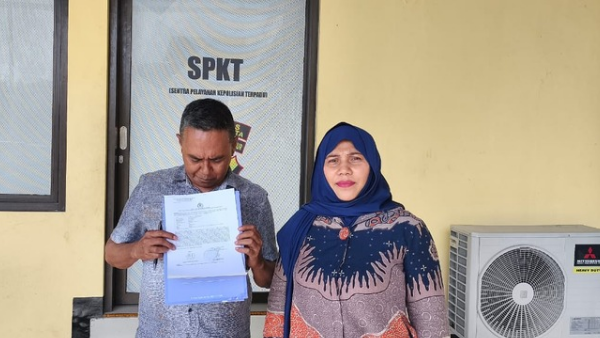 Riesta Ratna bersama penasehat hukumnya
