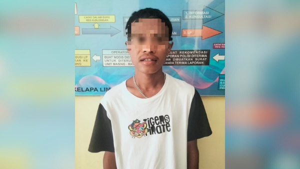 pelaku saat diamankan Polsek Kota Lama