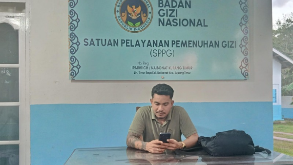 Pendiri Yayasan Timor Kasih, Piterson Lay saat berada di SPPG Naibonat