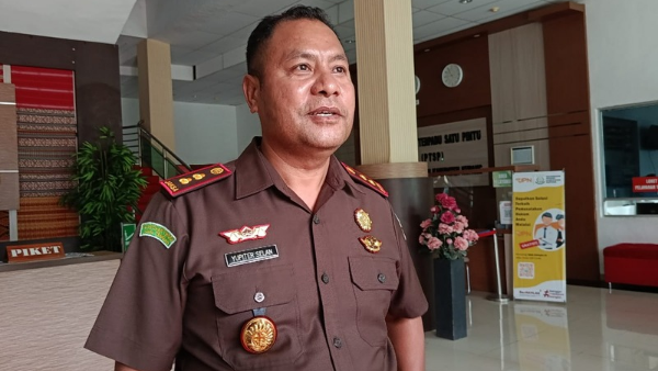 Kajari Kabupaten Kupang, Yupiter Selan saa memberikan keterangan terkait kasus Puskesmas Oesao (yandry/kupangterkini.com)