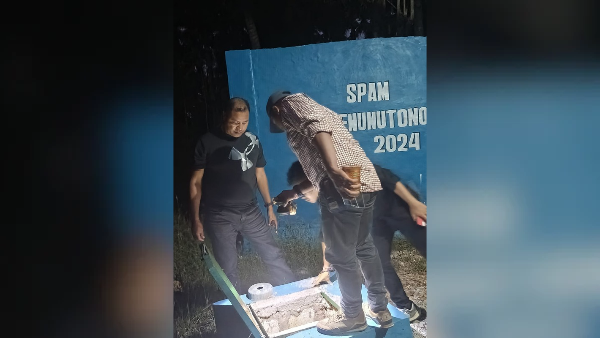 Kajari Yupiter Selan (kiri) bersama tim di lokasi SPAM Oenuntono (yandry/kupangterkini.com)