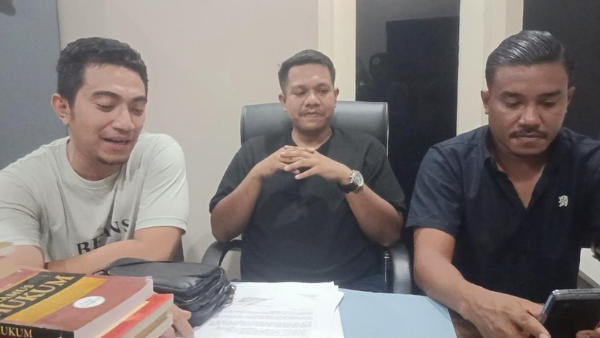 Imbo Tulung, Banri Jacob dan Yosua Nainatun kuasa hukum keluarga korban (yandry/kupangterkini.com)