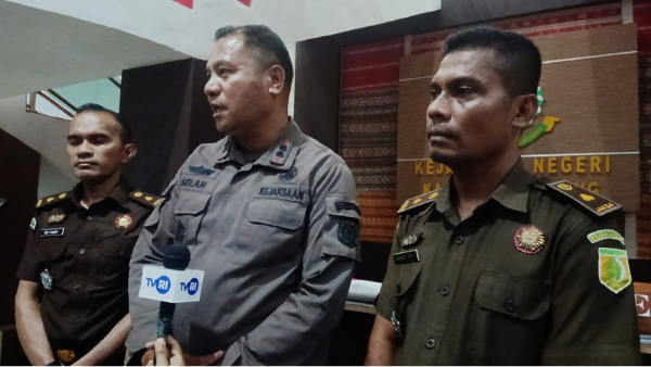 Kajari Yupiter Selan ditemani Kasi Intel Kirenius Tacoy serta Kasi Pidsus Andrew Keya (yandry/kupangterkini.com)