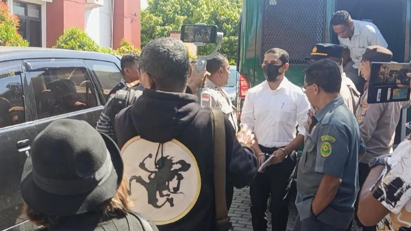 AKBP Fajar Widyadharma Suraatmaja eks Kapolres Ngada ketika digiring petugas (yandry/kupangterkini.com)