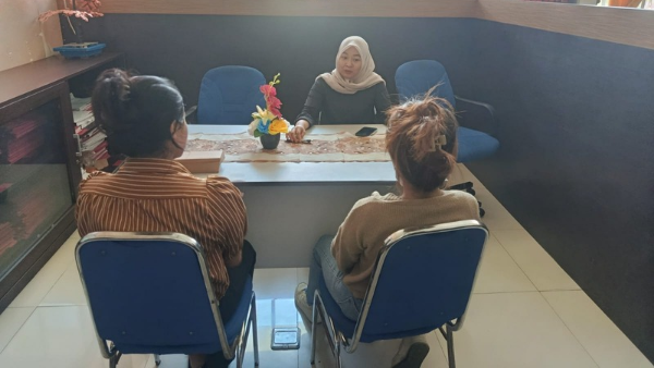 Stefy dan Tasya saat diperiksa Tipidum Kejari Kabupaten Kupang (yandry/kupangterkini.com)