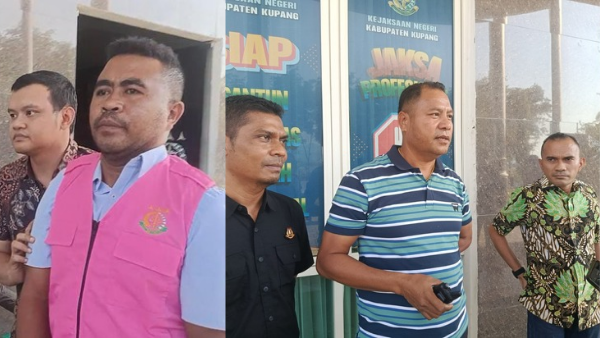 Kepala desa Sahraen, Obed Amtiran saat digiring menuju mobil tahanan & Kajari Yupiter Selan didampingi Kirenius Tacoy serta Andrew Keya (yandry/kupangterkini.com)
