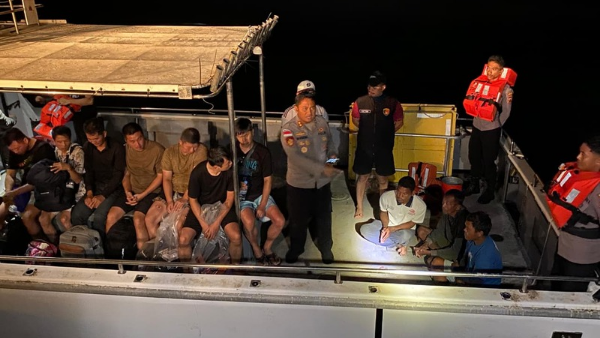 Polres Rote Ndao dan Polsek jajaran saat mengamankan para imigran gelap asal China Polres Rote Ndao dan Polsek jajaran saat mengamankan para imigran gelap asal China