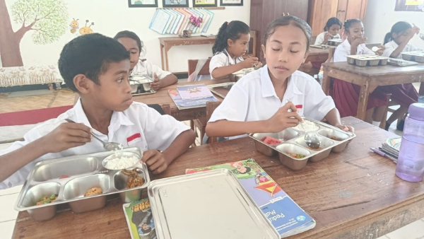 Siswa/siswi SD Negeri Tainbira saat menikmati MBG dari SPPG Tesbatan (yandry/kupangterkini.com) Siswa/siswi SD Negeri Tainbira saat menikmati MBG dari SPPG Tesbatan (yandry/kupangterkini.com)