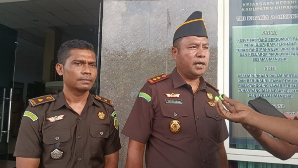Kajari Yupiter Selan didampingi Kasi Pidsus Andrew Keya (yandry/kupangterkini.com) Kajari Yupiter Selan didampingi Kasi Pidsus Andrew Keya (yandry/kupangterkini.com)