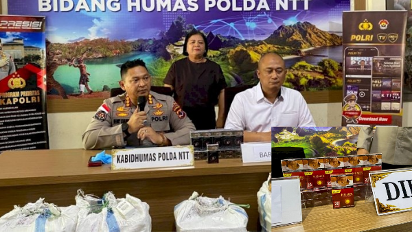Kombes Pol Henry Novika Candra saat menunjukkan barang bukti rokok ilegal Kombes Pol Henry Novika Candra saat menunjukkan barang bukti rokok ilegal