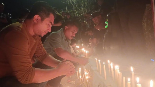 Kuasa hukum keluarga korban, Imbo Tulung bersama rekan saat mendoakan kedua korban dalam aksi 1000 lilin (yandry/kupangterkini.com)